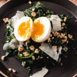 Wok d’épinards aux noisettes et au Parmesan