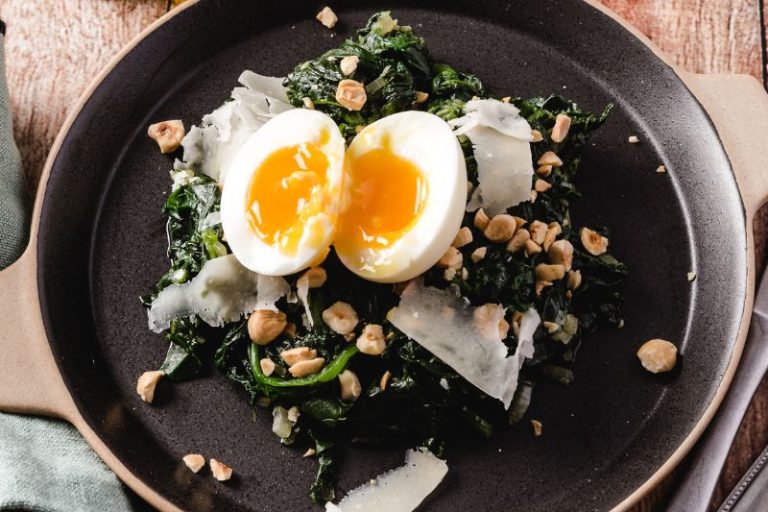 Wok d’épinards aux noisettes et au Parmesan