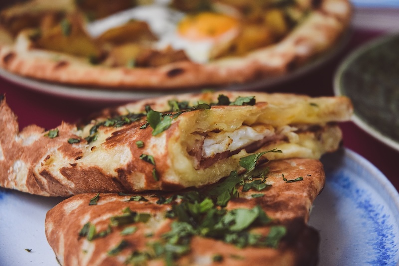 Naan bacon & eggs