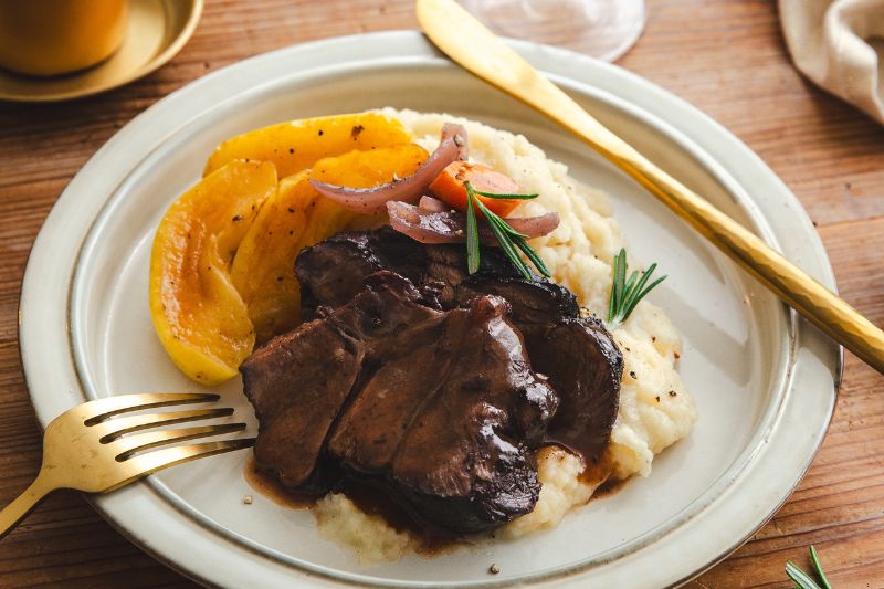 Jarret de boeuf braisé au vin