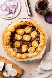 recette de Tarte au chèvre et aux oignons rouges