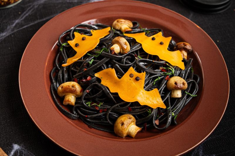 Spaghetti à l’encre de seiche et Mimolette