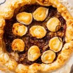 Tarte au chèvre et aux oignons rouges