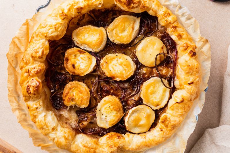 Tarte au chèvre et aux oignons rouges