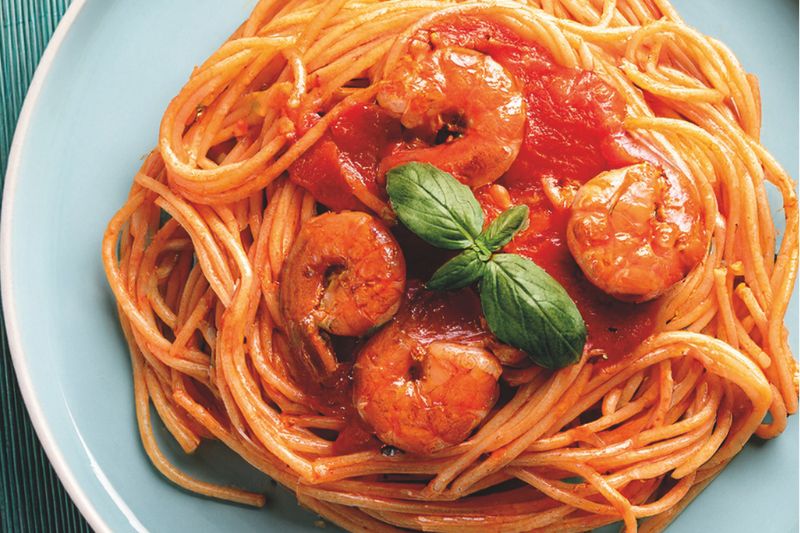 Spaghetti aux gambas et à la sauce tomate
