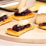Toasts au Brie et oignons confits