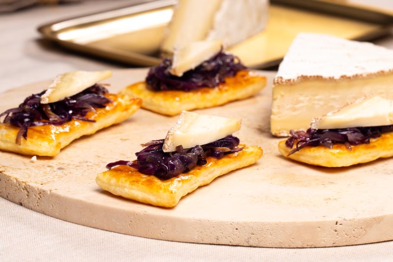 Toasts au Brie et oignons confits