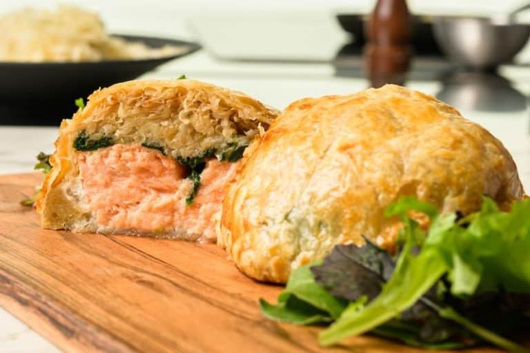 Feuilleté de saumon et choucroute cuisinée