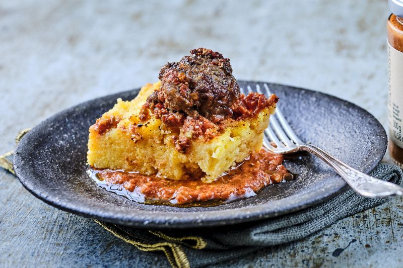 Boulettes aux herbes à la polenta