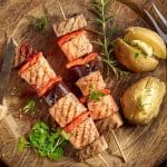 Brochettes de baron de saumon mariné