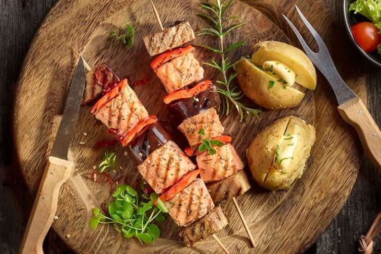 Brochettes de baron de saumon mariné