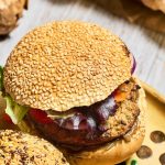 Burger végétarien à l’ail noir