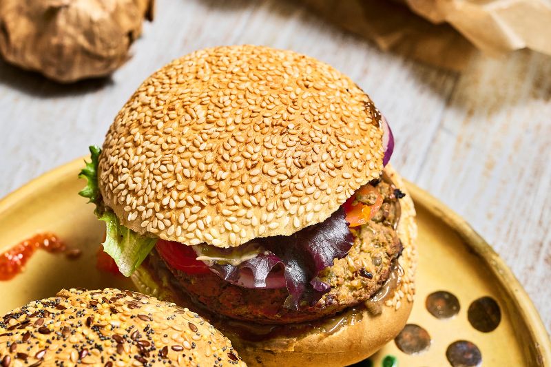 Burger végétarien à l’ail noir