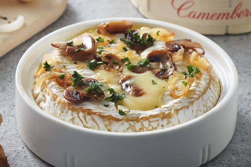 Camembert aux champignons et oignons grillés