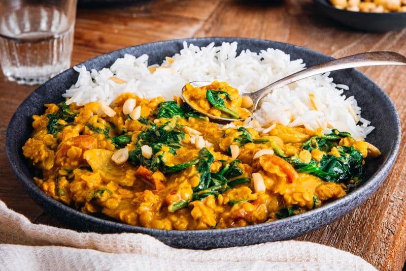 Dahl de lentilles corail aux épinards