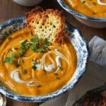 Velouté de potimarron et tuiles fromagères