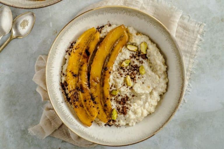 Porridge de millet aux bananes caramélisées