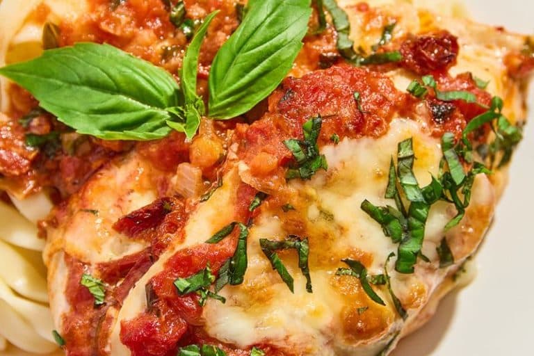 Poulet farci à la tomate et à la mozzarella