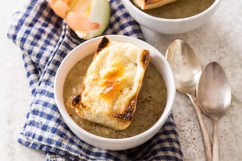 Soupe à l’oignon gratinée au Reblochon