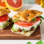 Sandwich focaccia au pamplemousse rose