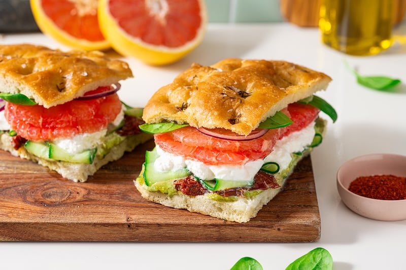 Sandwich focaccia au pamplemousse rose