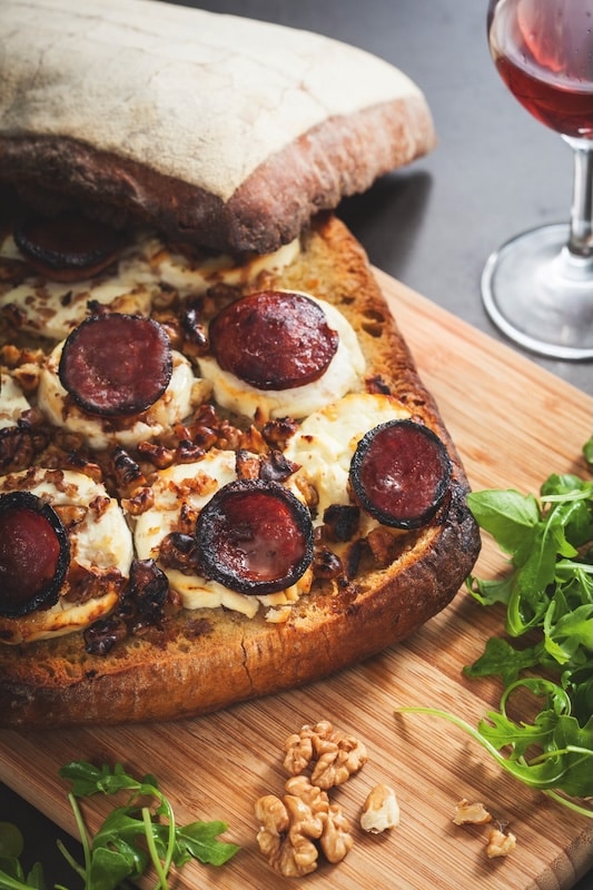 recette de Tartine de chèvre et saucisse de Morteau