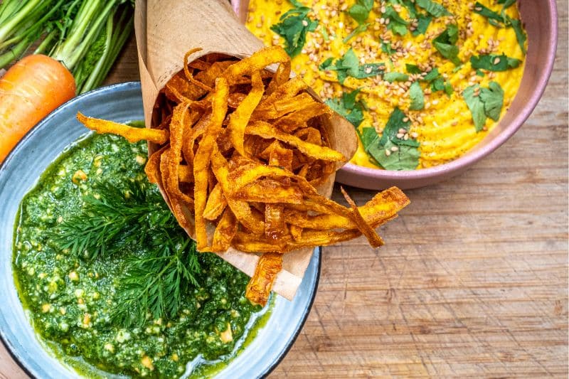 Chips d’épluchures de carottes et pesto