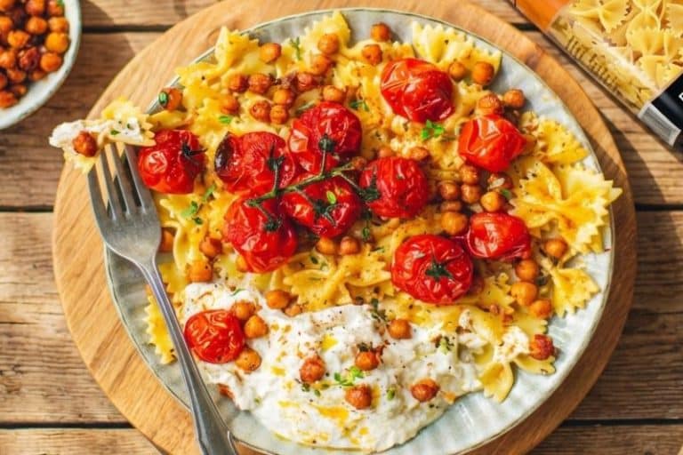 Farfalle aux tomates et pois chiches