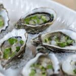 Huîtres à la gelée de gin et pickles