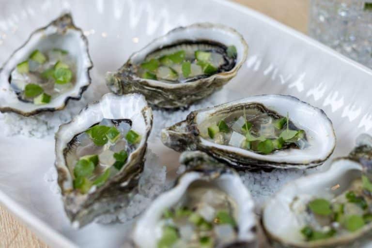Huîtres à la gelée de gin et pickles