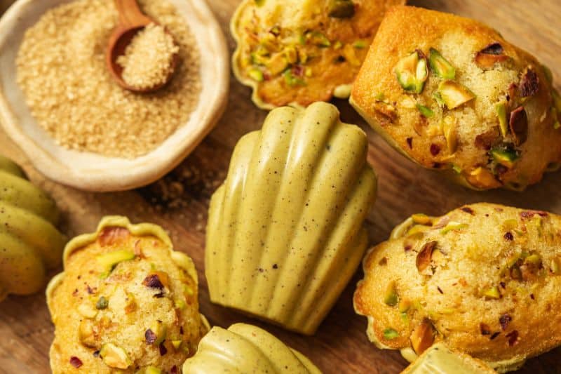 Madeleines à la pistache et à la cassonade ambrée