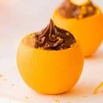 Mousse au chocolat en coque d’orange