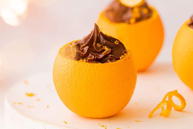 Mousse au chocolat en coque d’orange