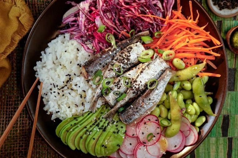 Poké bowl aux sardines au poivre