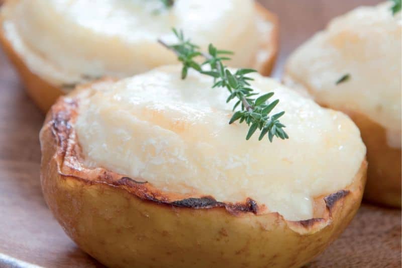 Pommes au four au chèvre chaud
