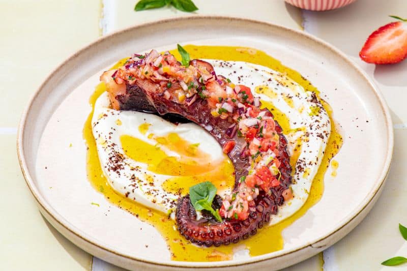 Poulpe grillé fraise et labneh
