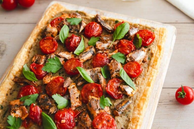Tarte fine aux sardines à la tomate