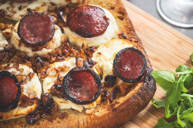 Tartine de chèvre et saucisse de Morteau