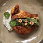 Pintade asperges vertes et lard fumé