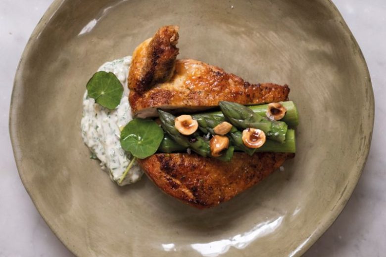 Pintade asperges vertes et lard fumé