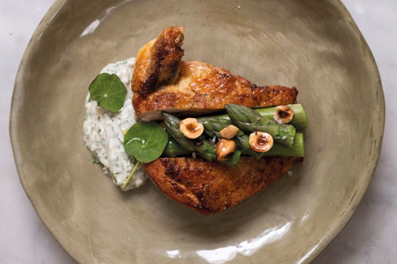 Pintade asperges vertes et lard fumé