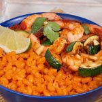 Crevettes sautées et coquillettes spicy