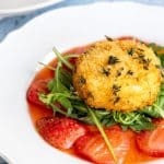 Cabécous panés et fraises rôties