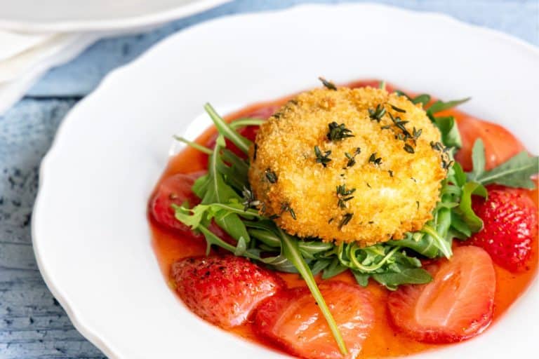 Cabécous panés et fraises rôties