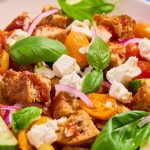 Salade panzanella à la tomate rôtie