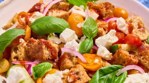 Salade panzanella à la tomate rôtie