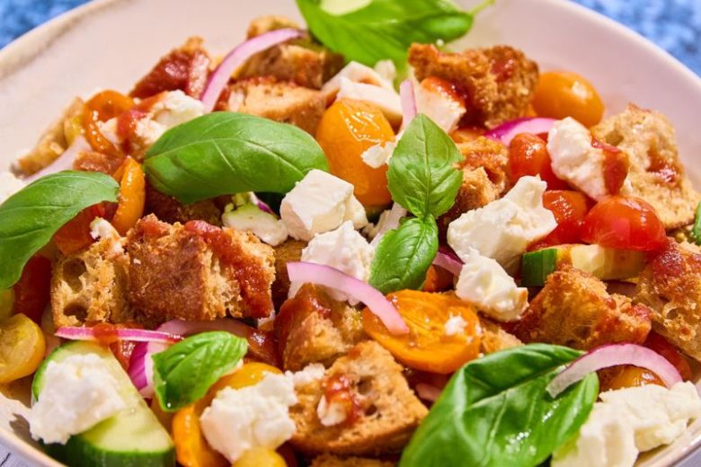 Salade panzanella à la tomate rôtie
