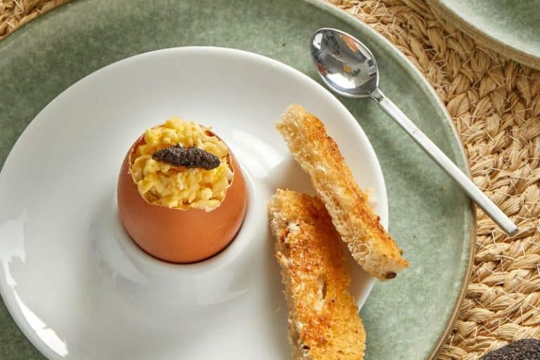 Oeufs en majesté à la truffe noire