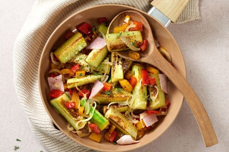 Poêlée de concombre au jambon et au thym