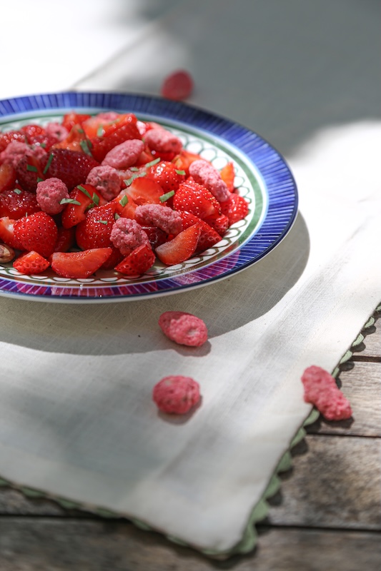 recette de Salade de fraises aux pralines roses